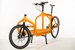 En gul tvåhjulig cykel med lastutrymme framför styret