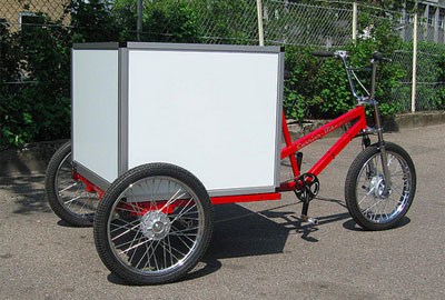 Trehjulig lastcykel med låda bak