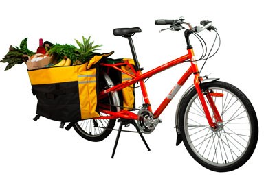 Cykel med cykelväskor på pakethållaren