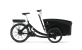 En  svart trehjulig lastcykel med låda fram