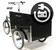 En trehjulig lastcykel med lastlåda fram och utstickande bakhjul.