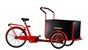 En röd trehjulig lastcykel med låda fram.