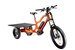 En orange trehjulig cykel med flak över de små bakhjulen.
