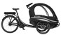 En svart tvåhjulig lastcykel med säten fram med kapell.